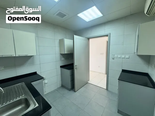 شقة في الحيل الجنوبية في مكان حيوي وعلى الشارع العام