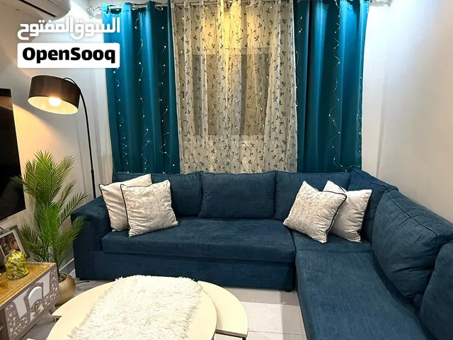 للبيع طقم صالة كامل (كنب زاوية + ستارة + طاولة و اربع طاولات خدمة )