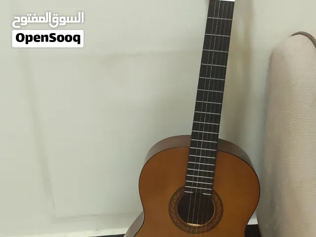 الماركة: Yamaha — الموديل: C40 — النوع: كيتار كلاسيكي.