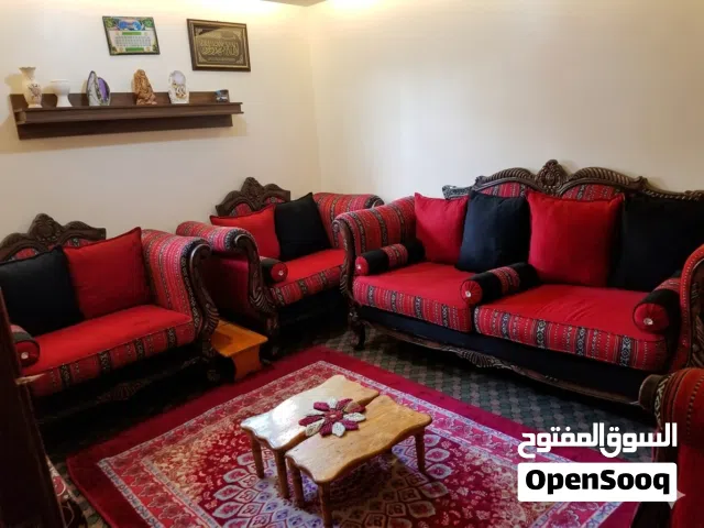 طقم كنب ملكي فاخر بتصميم تراثي عصري - حالة ممتازة وشكل قمة في الأناقة