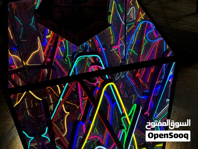 طاولة نيون فاخرة LED للمطاعم والكافيهات - صناعة حسب الطلب