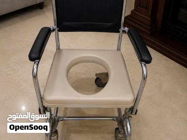 كرسي متحرك وحمام لكبار السن