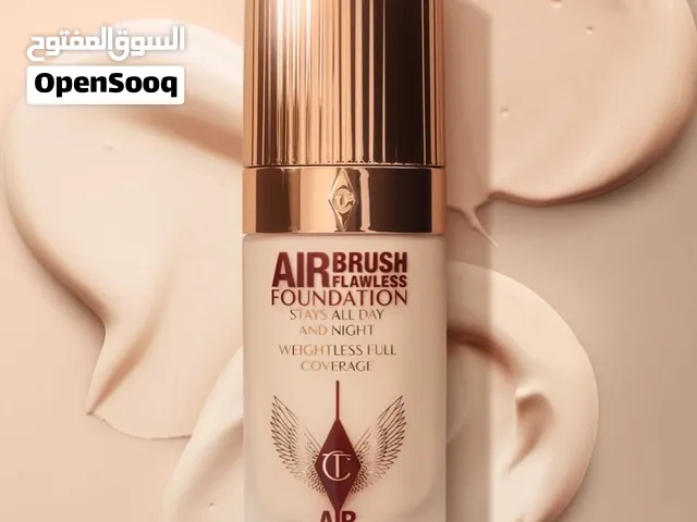 فاونديشن شارلوت تلبوري Airbrush Flawless يمنحك تغطية كاملة بلمسة مخملية طبيعية، يوحد لون البشرة ويخف