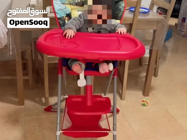 كرسي طعام وعربة وسيارة بموسيقى ولايت وسكيت بحالة جيده