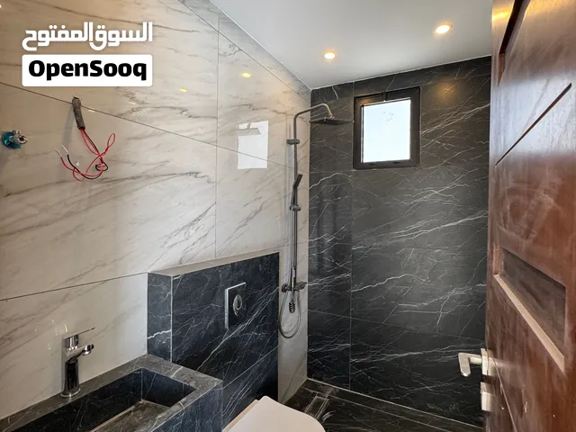 شقة طابق ثالث مع روف واسع واطلالة مميزة– مشروع هاشم للبيع