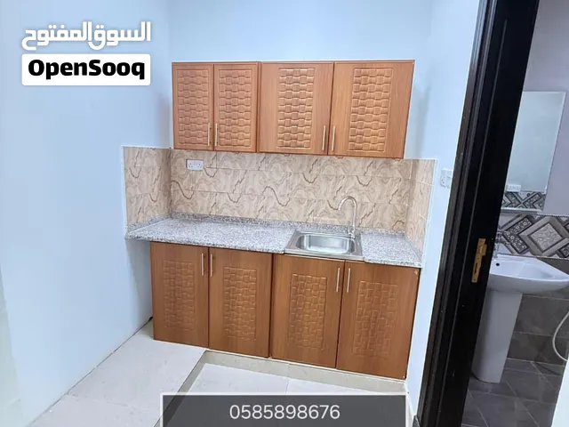 للإيجار استيديو وحمام ومطبخ ضمن فيلا في نعمه 1900 شهري شامل