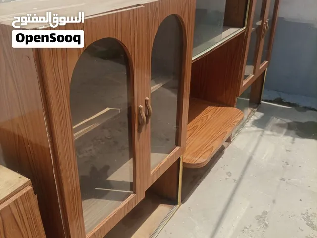 بوفيه خشب مستعمل نوعية الخشب من الخشب الثقيل والقديم ويوجد فيه ضربه بزاوية البوفيه خفيفه