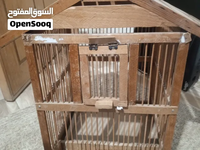قفص عصافير خشب مستعمل، فيه باب للفتح والإغلاق، مناسب لتربية العصافير. السعر: 5 دنانير فقط.