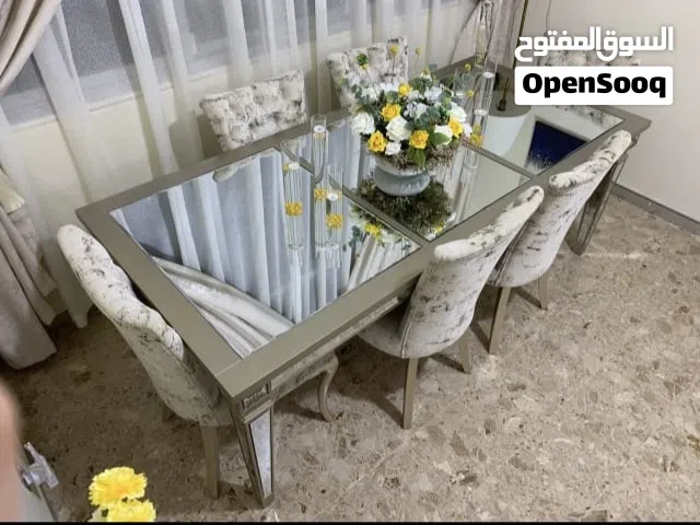 طاولة طعام مع 6 كراسي بحالة ممتازة
