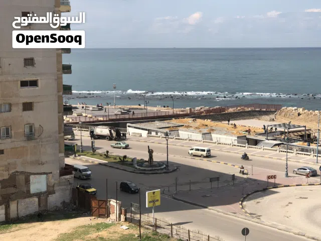 من المالك ع البحر اول عقار متفرع  متاحه اليوم مكيفه فيو جانبي للبحر وسط جميع الخدمات جميع الكماليات