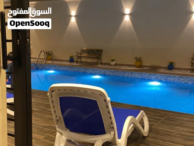 فني تنظيف وصيانة احواض سباحة وشلالات ونافورات