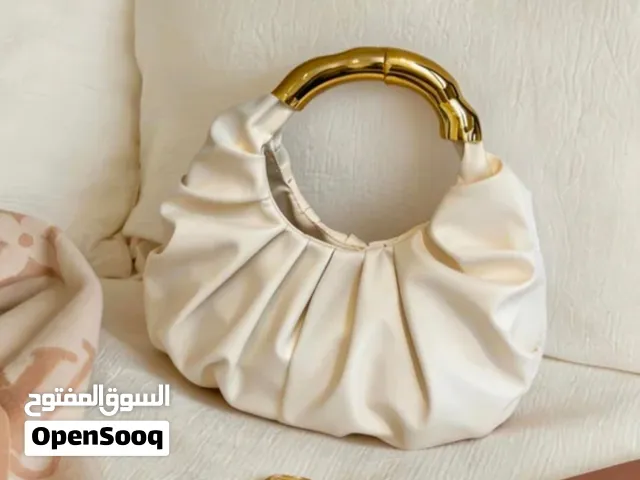 حقيبة نسائية بمقبض علوي وتفاصيل معدنية