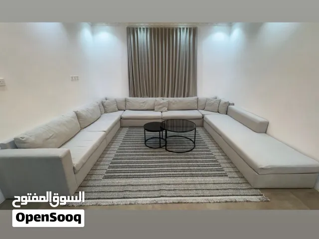 كنب للبيع مع الطاوله والستاره
