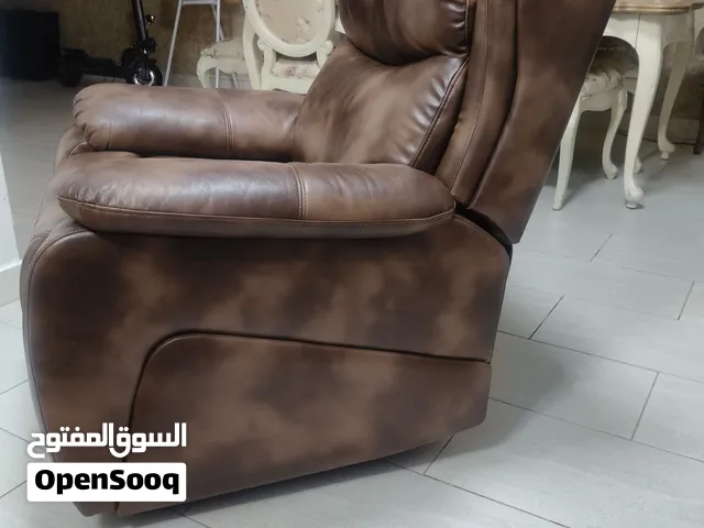 كنبة جلد بحالة ممتاذا