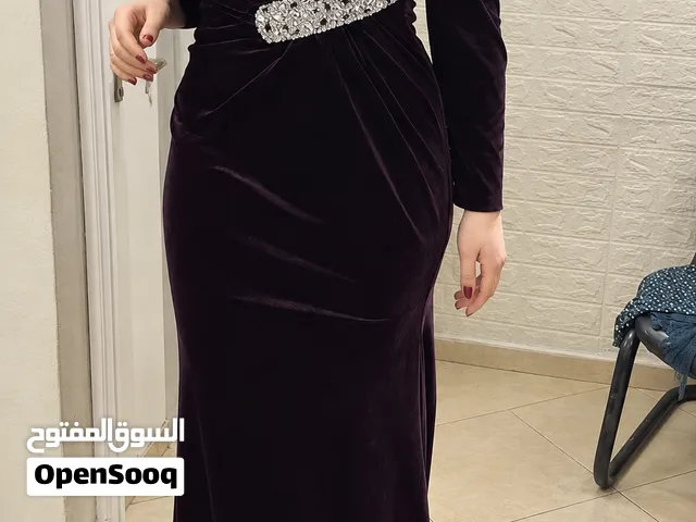 فستان مخمل قماشه ثقيله جدا وفخمه ومناسب للمقاسات من 44 ل 46 للحجام الكبيره ومناسب للمحجبات