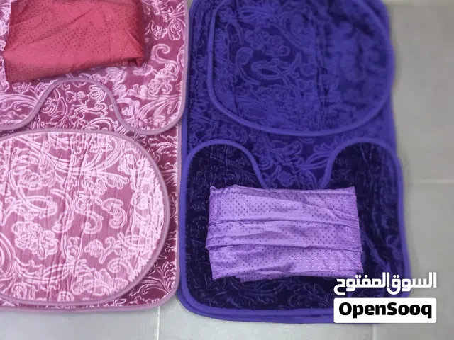 للبيع ستائر (برداية) عدد 2 ودعاسات (سجادات فرو) خاصة للحمامات  ( للتواليت ) ألوان راقية بنفسجي وزهري