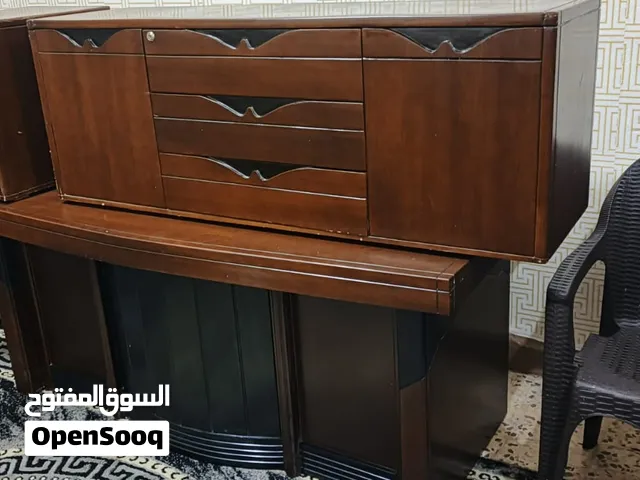 مكتب جديد مع ملحق وجرارات
