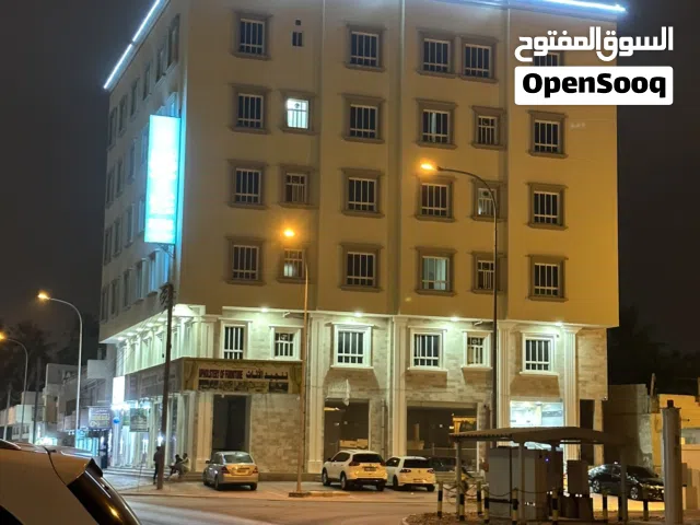 شقه واسعه من 4 غرف الايجار شهري من شهر 9 الى نهاية شهر 6 (للمعلمات العمانيه) واستديو يومي ومحلات