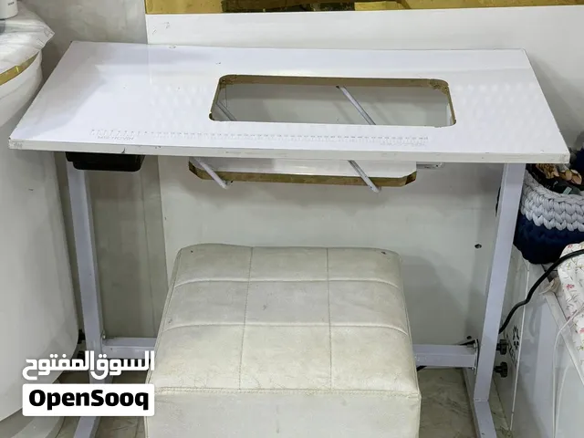 ميز خياطة وطابورين