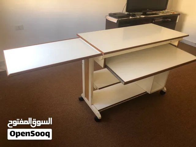 طاولة كومبيوتر للبيع بسعر مغري خشبها ثقيل ونظيف