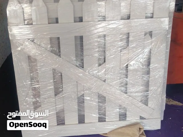 سياج خشبي باللون الابيض
