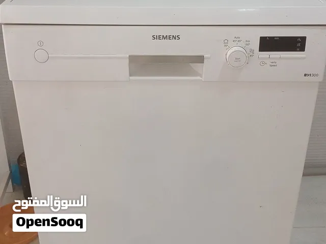 غسالة سحون مع مواد التنظيف