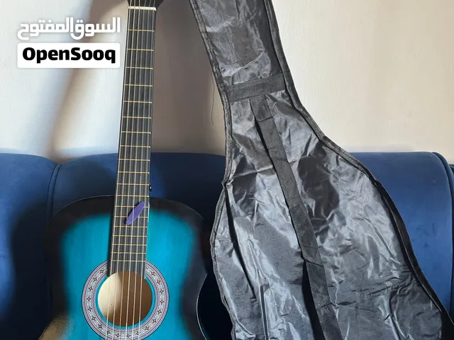 غيتار كلاسيكي للمبتدئين بتصميم مميز وأوتار نايلون بصوت نقي وواضح مع حقيبة وريشة