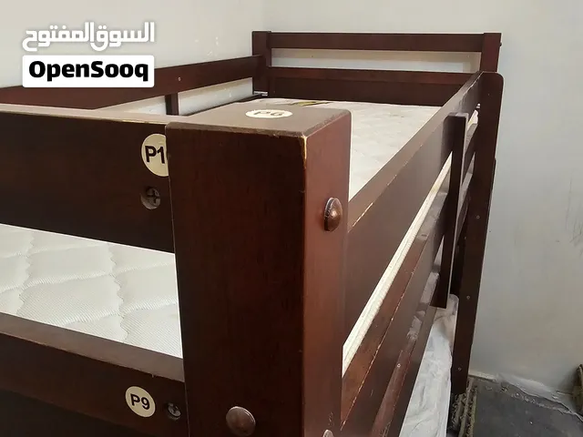 اسرة أطفال مع الفراشات في حالة جيدة