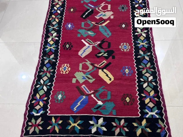 للبيع سجاد يدوي العرض متر واحد الطول مترين وربع وكرسي نضاف استعمال خفيف السعر 30