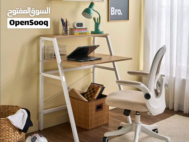 مكتب دراسة عملي وأنيق مع رفوف تخزين لتنظيم المساحة والتخلص من الفوضى في غرفتك