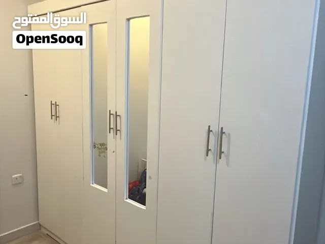 غرفة نوم كاملة نظيفة مع مرتبة وكنب ممتاز و 4 مكيفات وآسرة أطفال وطاولة تلفزيون ودبة غاز فايبر