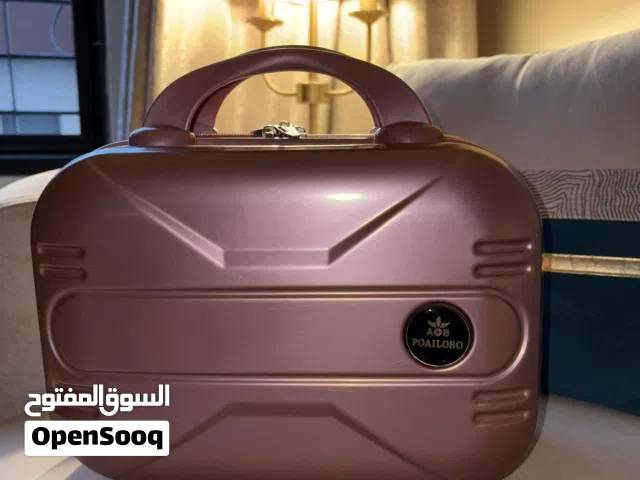 شنطة(مستعملة)مجهزة لكامل مستلزمات الرموش و من يعمل في هذا المجال