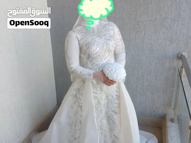 فستان زفاف استعمال تو لوك ساعتين بس  ب الطرحه وبوكيه