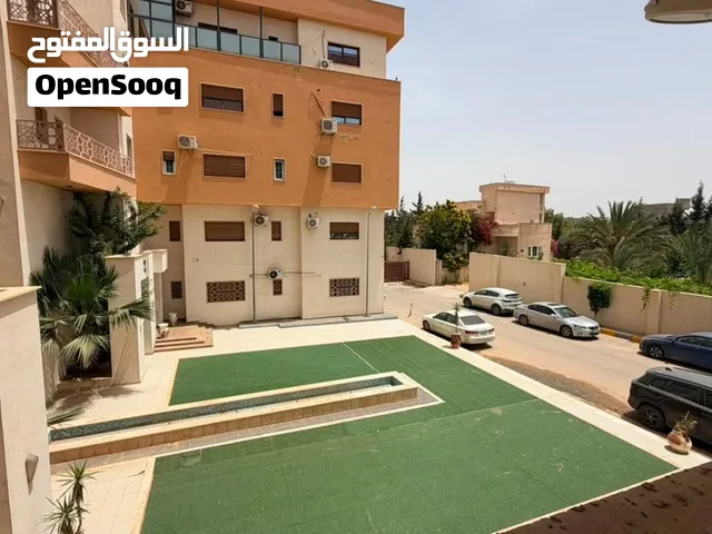 شقة للبيع في طريق المشتل عين زارة داخل عمارة ممتازة بها كل سبل الراحة والتشطيب المميز