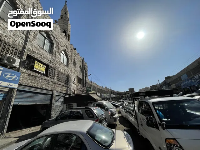 مباشرة من المالك *محل تجاري مساحة 50م+سدة 50م تقريباً،مع عداد كهرباء 3 فاز، *الإيجار سنوي يدفع كاملا