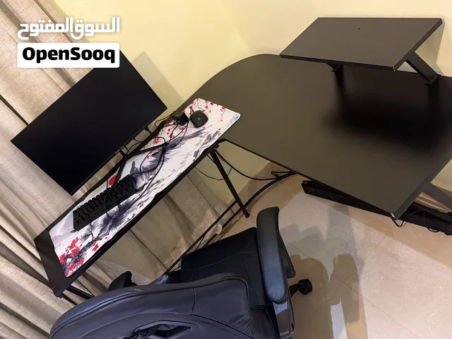 كرسي و طاوله حرف L و شاشه و ماوس و كيبورد للبيع ب 900 و قابل للتفاوض