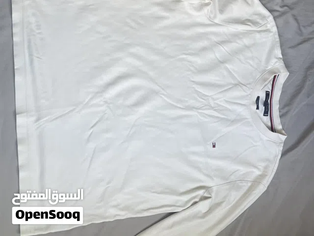 كنزة بيضاء رقيقا  من ماركة Tommy Hilfiger قياسها M قماشة رائعة  تلتبس ايضاً في الصيف