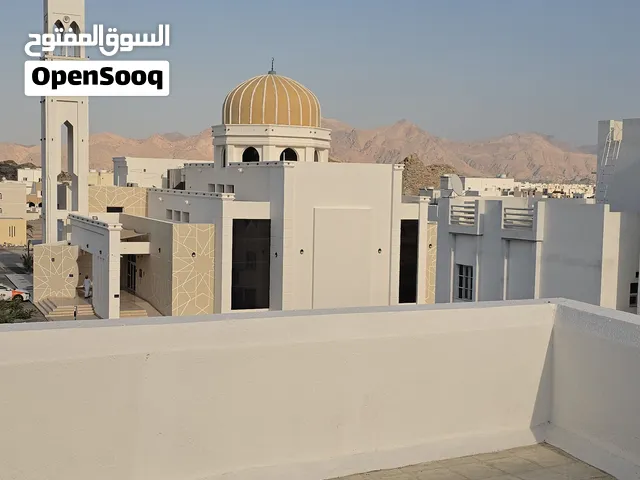 فلة للايجار العامرات الثانيه جنب مسجد اهل القران بين محطة المها وشل