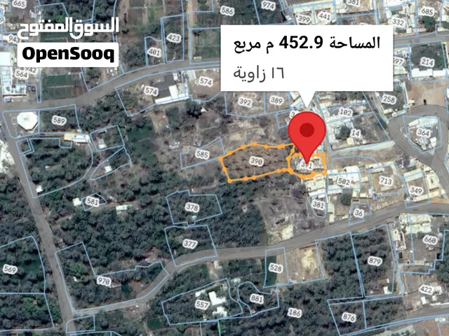 في بدية.. منزلين في مكان مرتفع وأسفل منهما بستان قريب من الرمال الذهبية