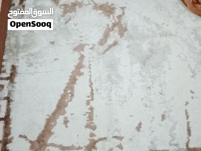 سجادة مستعمل شبه جديد لونها بيج صحرواي موديل جوتشي ما فيها اشي