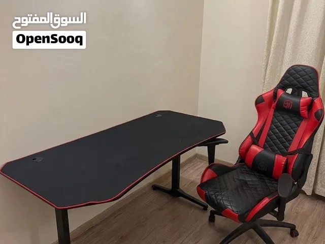 طقم طاولة وكرسي قيمنق بحالة ممتازة