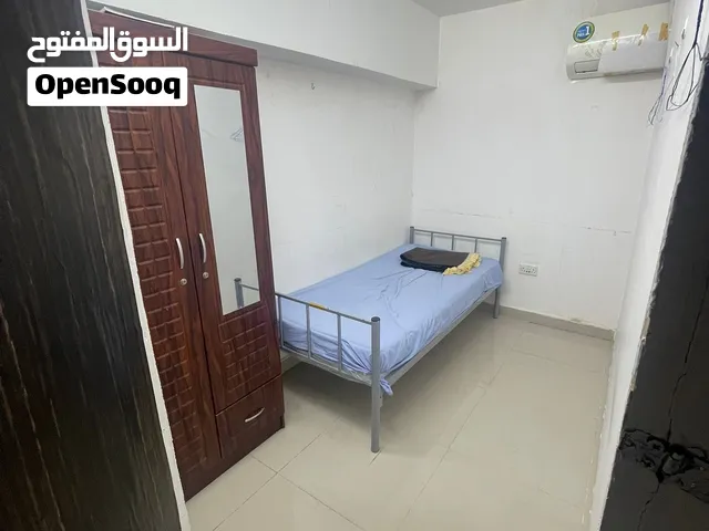بارتيشن مقفول للسقف وسرير للإيجار الشهري