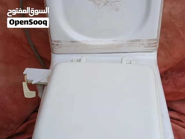 مقعد حمام فرنجي بحالة جيدة مع شطاف ثابت
