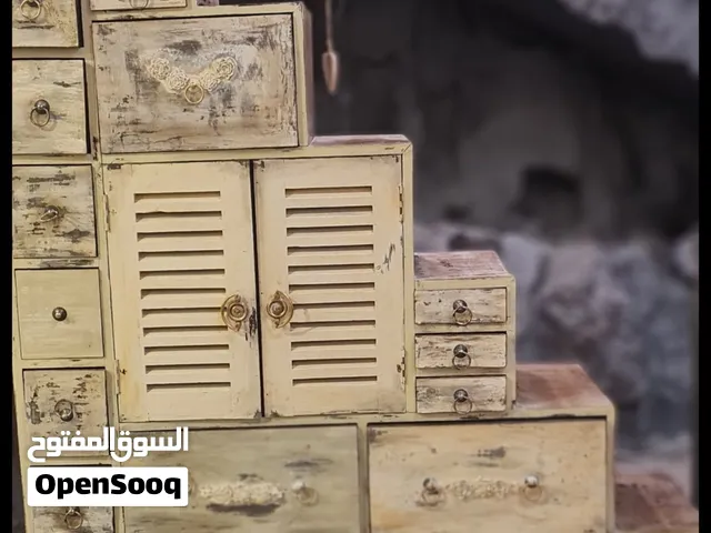 ع: تحفة فنية مميزة (خزانة دراج خشبية بتصميم معتق فريد)