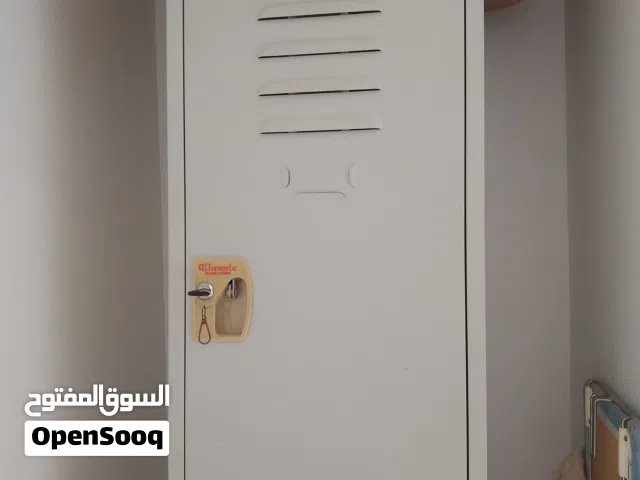 دولاب حديد يحتوي علي 2 مكان للتخزين كل مكان بمفتاح خاص