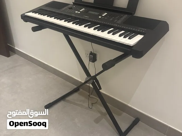 Yamaha PSR-E373 مع الحامل.