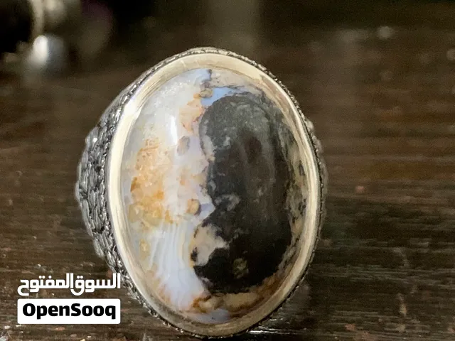 خاتم صياغة يدوية بحرينية فاخر – فضة عيار 990 – متوّج بالعقيق الداوودي المصوّر اليماني