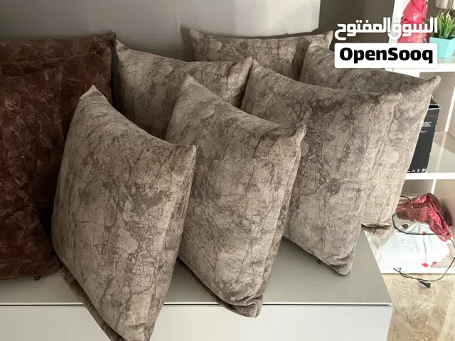 عدد 12 مخدة للبيع مش مستعملات جدد مضغوطات وحشو الداخل قوارشة وقماشهم معالج