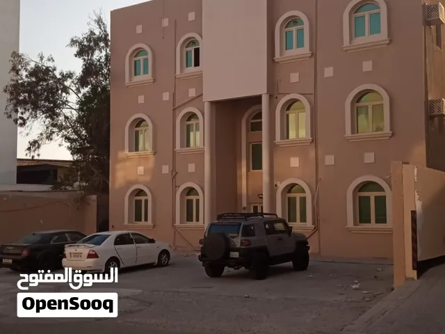 ارض عليها بنايه قريب مستشفى السلام التخصصي شارع الاستقلال للبيع