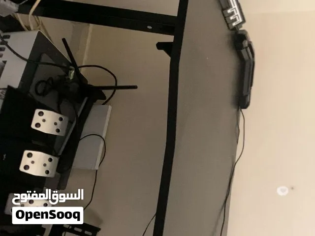 طاولة قيمينق فنانه مع اضواء عل جنب و مسكه لل سماعات و مسكه ل كاسة القهوه
